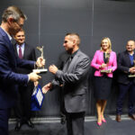 5.10.2016 Chęciny. Wojewódzkie obchody Światowego Dnia Turystyki w Europejskim Centrum Edukacji Geologicznej. Wręczenie statuetki "Wędrowiec Świętokrzyski" / Wojciech Habdas / Radio Kielce