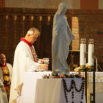 15.10.2016 Kielce. Dzień Białej Laski, czyli święto osób niewidomych i niedowidzących. Msza Święta odprawiona w kościele pw. św. Józefa Robotnika w Kielcach. Nabożeństwu przewodniczył biskup Jan Piotrowski. / Wojciech Habdas / Radio Kielce