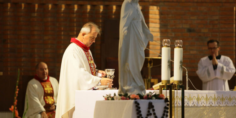 15.10.2016 Kielce. Dzień Białej Laski, czyli święto osób niewidomych i niedowidzących. Msza Święta odprawiona w kościele pw. św. Józefa Robotnika w Kielcach. Nabożeństwu przewodniczył biskup Jan Piotrowski. / Wojciech Habdas / Radio Kielce