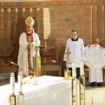 15.10.2016 Kielce. Dzień Białej Laski, czyli święto osób niewidomych i niedowidzących. Msza Święta odprawiona w kościele pw. św. Józefa Robotnika w Kielcach. Nabożeństwu przewodniczył biskup Jan Piotrowski. / Wojciech Habdas / Radio Kielce