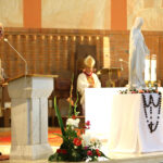 15.10.2016 Kielce. Dzień Białej Laski, czyli święto osób niewidomych i niedowidzących. Msza Święta odprawiona w kościele pw. św. Józefa Robotnika w Kielcach. Nabożeństwu przewodniczył biskup Jan Piotrowski. / Wojciech Habdas / Radio Kielce