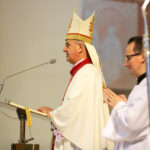 15.10.2016 Kielce. Dzień Białej Laski, czyli święto osób niewidomych i niedowidzących. Msza Święta odprawiona w kościele pw. św. Józefa Robotnika w Kielcach. Nabożeństwu przewodniczył biskup Jan Piotrowski. / Wojciech Habdas / Radio Kielce