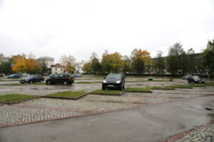 12.10.2016 Kielce. Parking przed Urzędem Wojewódzkim / Wojciech Habdas / Radio Kielce