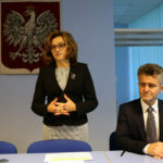 13.10.2016 Kielce. Wojewoda wręczyła świętokrzyskim samorządowcom kolejne promesy dotacyjne, przeznaczone na usuwanie skutków powodzi. / Wojciech Habdas / Radio Kielce