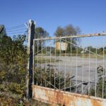 14.10.2016 Kielce. Dawna zajezdnia MKP przy ulicy Pakosz. Właściciel hotelu "Binkowski" zamierza wybudować tu piłkarski ośrodek szkoleniowy. / Wojciech Habdas / Radio Kielce