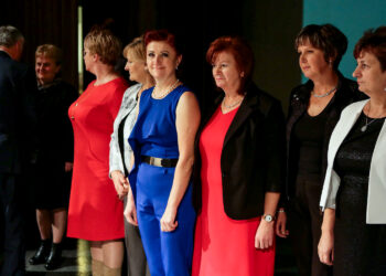 14.10.2016 Kielce. Wojewódzkie obchody Dnia Edukacji Narodowej. Nauczyciele wyróżnieni za długoletnią pracę. / Wojciech Habdas / Radio Kielce