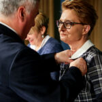 14.10.2016 Kielce. Wojewódzkie obchody Dnia Edukacji Narodowej. Nauczyciele wyróżnieni za długoletnią pracę. / Wojciech Habdas / Radio Kielce