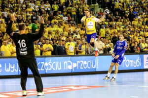 15.10.2016 Kielce. W meczu 4. kolejki Ligi Mistrzów piłkarze ręczni Vive Tauronu Kielce pokonali słoweńskie RK Celje Pivovarna Lasko 31:23 (16:15). / Wojciech Habdas / Radio Kielce