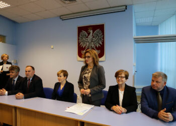 17.10.2016 Kielce. Wojewoda Agata Wojtyszek podpisała umowy na remonty dróg w ramach programu rozwoju gminnej i powiatowej infrastruktury drogowej. / Wojciech Habdas / Radio Kielce