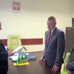 06.10.2016. Buscy działacze PiS przekazują burmistrzowi propozycje zmiany nazw ulic / Kamil Włosowicz / Radio Kielce