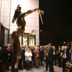 Kielce. Odsłonięcie pomnika dyrygenta przed Filharmonią Świętokrzyską (25 listopada 2016) / Piotr Michalski / Radio Kielce