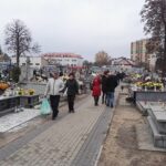 Kwesta na ostrowieckim cmentarzu (1 listopada 2016 r.) / Radio Kielce