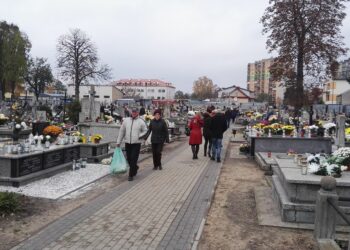 Kwesta na ostrowieckim cmentarzu (1 listopada 2016 r.) / Radio Kielce