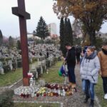 Kwesta na ostrowieckim cmentarzu (1 listopada 2016 r.) / Radio Kielce