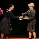 25.11.2016 Kielce. Gala finałowa festiwalu NURT. Brązowy Nurt - nagrodę dyrektor Kieleckiego Centrum Kultury Magdaleny Kusztal otrzymała Maria Dłużewska za obraz zatytułowany "Ksiądz". / Wojciech Habdas / Radio Kielce