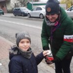 Kwesta na ostrowieckim cmentarzu (1 listopada 2016 r.) / Radio Kielce