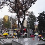 Kwesta na ostrowieckim cmentarzu (1 listopada 2016 r.) / Radio Kielce