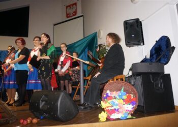 12.11.2016 Ciekoty. Bard Piwnicy pod Baranami w "Szklanym Domu" / Iwona Murawska / Radio Kielce