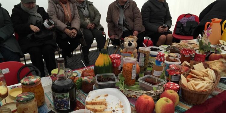 Sandomierzanie chwalili się produktami i zachęcali do rozpoczęcia biznesu - Radio Kielce 20.11.2016 Sandomierskie popołudnie przy wspólnym stole - jesienne wspomnienie lata / Grażyna Szlęzak - Wójcik / Radio Kielce