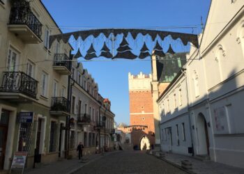 25.11.2016. W Sandomierzu rozpoczął się montaż ozdób świątecznych / Grażyna Szlęzak-Wójcik / Radio Kielce