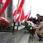 11.11.2016. Złożenie przez wojewodę świętokrzyskiego Agatę Wojtyszek kwiatów pod Pomnikiem Niepodległości w Kielcach / Piotr Michalski / Radio Kielce