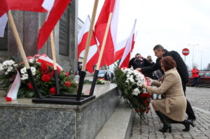 11.11.2016. Złożenie przez wojewodę świętokrzyskiego Agatę Wojtyszek kwiatów pod Pomnikiem Niepodległości w Kielcach / Piotr Michalski / Radio Kielce