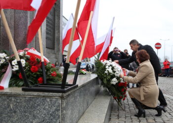 11.11.2016. Złożenie przez wojewodę świętokrzyskiego Agatę Wojtyszek kwiatów pod Pomnikiem Niepodległości w Kielcach / Piotr Michalski / Radio Kielce