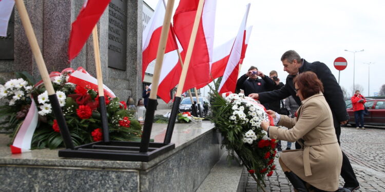 11.11.2016. Złożenie przez wojewodę świętokrzyskiego Agatę Wojtyszek kwiatów pod Pomnikiem Niepodległości w Kielcach / Piotr Michalski / Radio Kielce