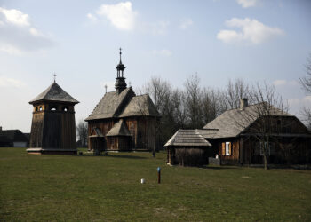28.03.2016 Tokarnia. Muzeum Wsi Kieleckiej. Turyści spacerują po skansenie w Poniedziałek Wielkanocny / Jarosław Kubalski / Radio Kielce