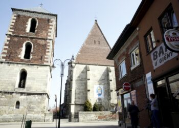 05.04.2016 Wiślica. Rynek. Kolegiata i dzwonnica. / Jarosław Kubalski / Radio Kielce