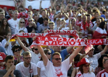 21.06.2016 Kielce. Kibice na Rynku podczas meczu Euro 2016 Polska - Ukraina. / Jarosław Kubalski / Radio Kielce