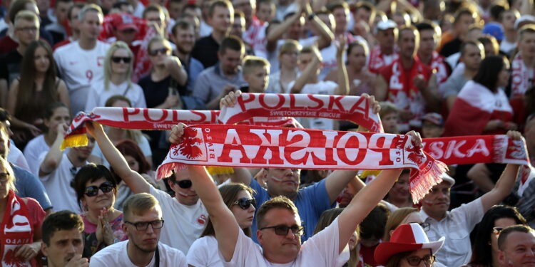 21.06.2016 Kielce. Kibice na Rynku podczas meczu Euro 2016 Polska - Ukraina. / Jarosław Kubalski / Radio Kielce