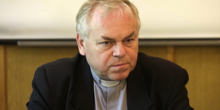 30.08.2016 Kielce. Konferencja prasowa w Caritas. Ks. Stanisław Słowik. / Jarosław Kubalski / Radio Kielce