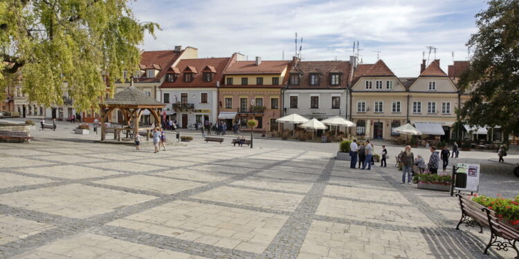 O relacjach z dziećmi na Uniwersytecie dla Rodziców - Radio Kielce 30.09.2016 Sandomierz. Rynek. / Jarosław Kubalski / Radio Kielce