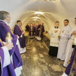 02.11.2016 Kielce. Msza za zmarłych biskupów diecezji kieleckiej i otwarcie krypty, gdzie spoczywają. / Jarosław Kubalski / Radio Kielce