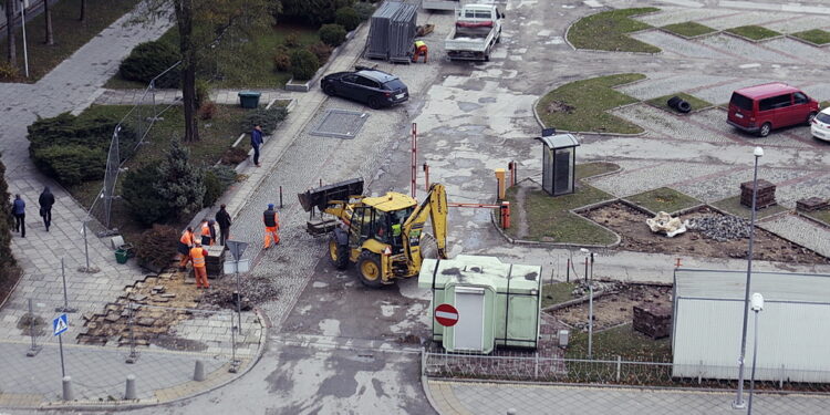 02.11.2016 Kielce. Parking przy Urzędzie wojewódzkim. Remont. / Jarosław Kubalski / Radio Kielce