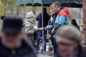 02.11.2016 Kielce. Zaduszki. Kwesta na cmentarzach. / Jarosław Kubalski / Radio Kielce