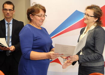 04.11.2016 Kielce. Wojewoda Śwętokrzyski Agata Wojtyszek wręczyła promesy samorządom / Jarosław Kubalski / Radio Kielce