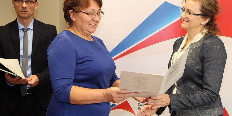 04.11.2016 Kielce. Wojewoda Śwętokrzyski Agata Wojtyszek wręczyła promesy samorządom / Jarosław Kubalski / Radio Kielce