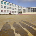 08.11.2016 Kielce. Nowe boisko do badmintona i plac przed Zespołem Szkół Ogólnokształcących nr * przy ulicy Górników Staszicowskich. / Jarosław Kubalski / Radio Kielce