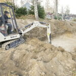08.11.2016 Kielce.Poszukiwania nieznanych miejsc pochówku ofiar terroru komunistycznego na terenie cmentarza Piaski. / Jarosław Kubalski / Radio Kielce