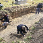 08.11.2016 Kielce.Poszukiwania nieznanych miejsc pochówku ofiar terroru komunistycznego na terenie cmentarza Piaski. / Jarosław Kubalski / Radio Kielce