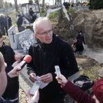08.11.2016 Kielce.Poszukiwania nieznanych miejsc pochówku ofiar terroru komunistycznego na terenie cmentarza Piaski. Prof. Krzysztof Szwagrzyk. / Jarosław Kubalski / Radio Kielce