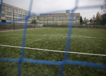 09.11.2016 Kielce. Nowe boiska i zagospodarowanie terenu przy Zespole Szkół Ogólnokształcących nr 16 na Barwinku. / Jarosław Kubalski / Radio Kielce