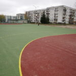09.11.2016 Kielce. Nowe boiska i zagospodarowanie terenu przy Zespole Szkół Ogólnokształcących nr 16 na Barwinku. / Jarosław Kubalski / Radio Kielce