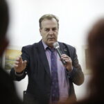 09.11.2016 Kielce. Spotkanie mieszkańców KSM w klubie Miniatura. Protest przeciwko budowie nowego bloku.  Artur Hajdorowicz, pełnomocnik Prezydenta ds. Rewitalizacji Miasta. / Jarosław Kubalski / Radio Kielce