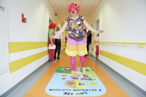 09.11.2016 Świętokrzyskie Centrum Pediatrii. Fundacja "Dr Clown" przekazała Hop Grę dla dzieci. / Jarosław Kubalski / Radio Kielce