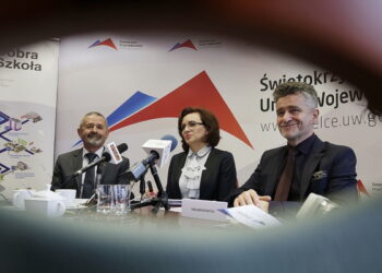 10.11.2016 Kielce. Konferencja wojewody świętokrzyskiego Agaty Wojtyszek na temat reformy oświaty. / Jarosław Kubalski / Radio Kielce