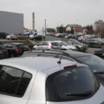 10.11.2016 Kielce. Parking. Samochody przed ŚCO. / Jarosław Kubalski / Radio Kielce