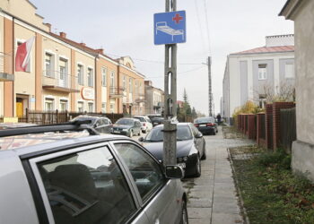 10.11.2016 Kielce. Parking. Samochody przed szpitalem przy ulicy Prostej. / Jarosław Kubalski / Radio Kielce